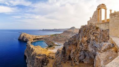 Vista panoramica dell'Acropoli di Lindos sull'isola di Rodi, con vista sul mare Egeo e sulla baia sottostante - Vacanze in Barca a Vela alle Isole del Dodecaneso di Skipper Armatori