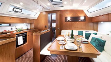 Immagine della dinette di una barca a vela - Skipper Armatori