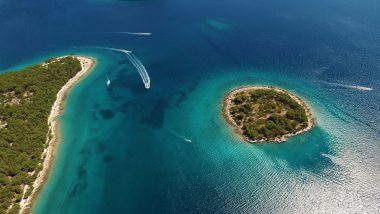 Jezera Murter - Vista aerea, spiagge bianche nel Parco Nazionale delle Incoronate, con barche a vela che tracciano scie nell'acqua azzurra.