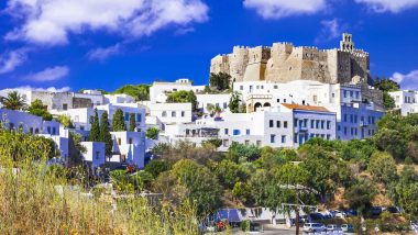 Monastero di St John Patmos, la fortezza medievale che sovrasta l'incantevole villaggio bianco greco sottostante.