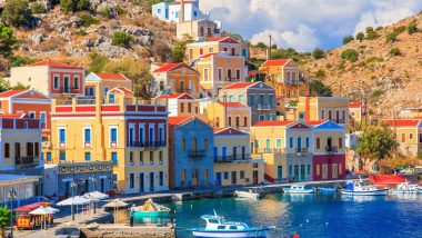 Porticciolo di Symi Isole del Dodecaneso - Edifici colorati sul lungomare del porto dell'isola di Symi con barche ormeggiate.