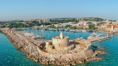 Porto Mandraki Isola di Kos Dodecaneso - Vista aerea dell'antica fortezza di Rodi e del porto di Mandraki, con acque blu cristalline e barche a vela ormeggiate.