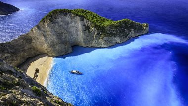 Vista aerea della suggestiva Navagio Beach con le sue scogliere calcaree e acque blu intenso, nelle Isole Ionie della Grecia.