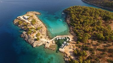 Vista del porticciolo di Angistri, un angolo nascosto di paradiso: una piccola insenatura abbracciata da una fitta vegetazione mediterranea.