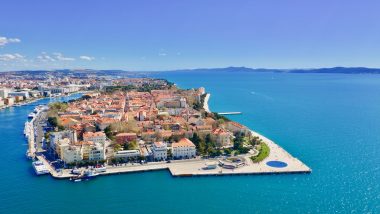 Panoramica aerea della vivace città di Zara, con la sua storica penisola e Organo Marino