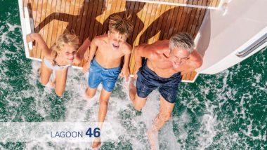 Esterni del Catamarano Lagoon 46 - Una famiglia si diverte giocando nell'acqua, vista dall'alto, mentre saltano dal ponte posteriore di un catamarano Lagoon 46. L'acqua cristallina schizza intorno a loro, riflettendo la gioia e l'energia di un momento della loro vacanza in mare.